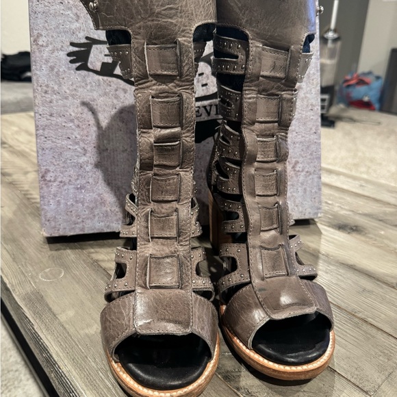 Freebird by Steven Lotus Sandals in Stone size 9 - Picture 5 of 6